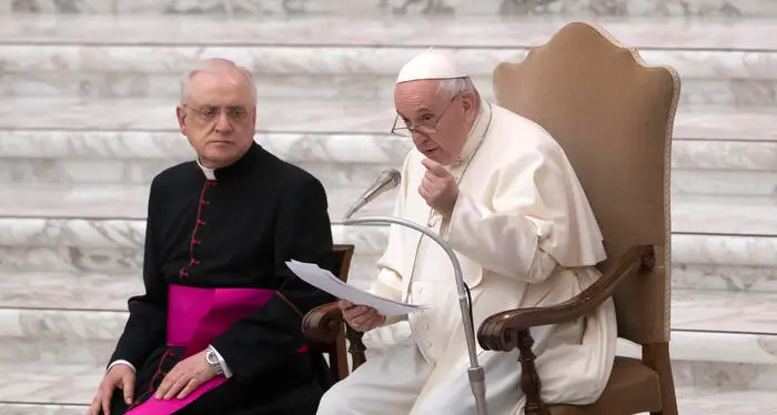 Papa Francesco: «Non posso camminare, devo obbedire al medico»