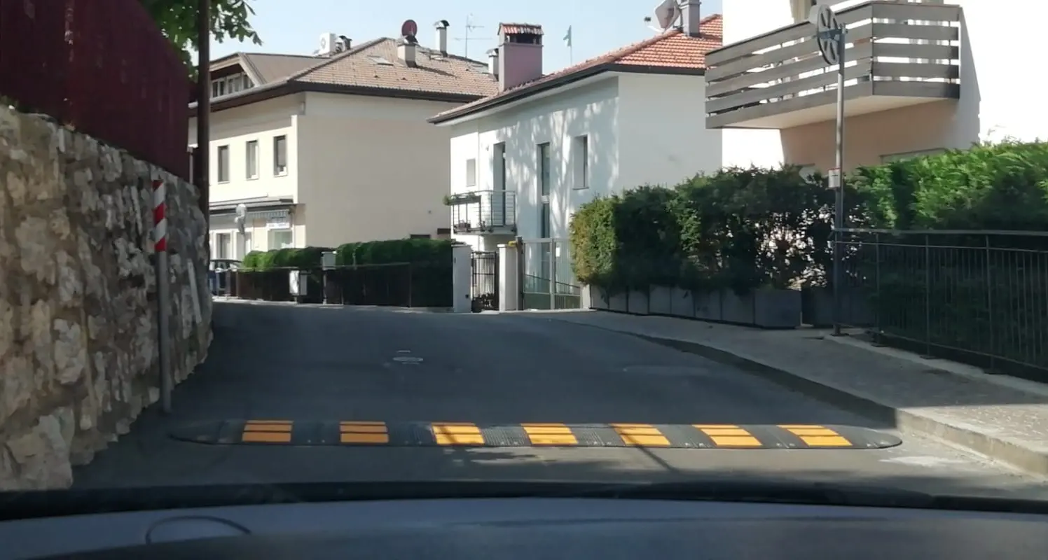 Villazzano, dopo la protesta dei residenti arrivano i dissuasori in via Villa: meno rischi per gli scolari