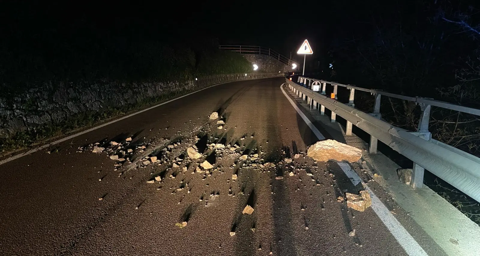 Frana nella notte sulla strada provinciale 37 a Tenno: non ci sono feriti