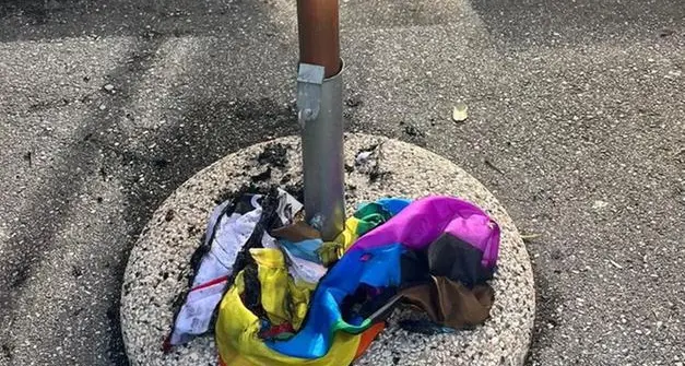 «Bandiera Rainbow bruciata all’esterno del bar: a Trento un fatto gravissimo»