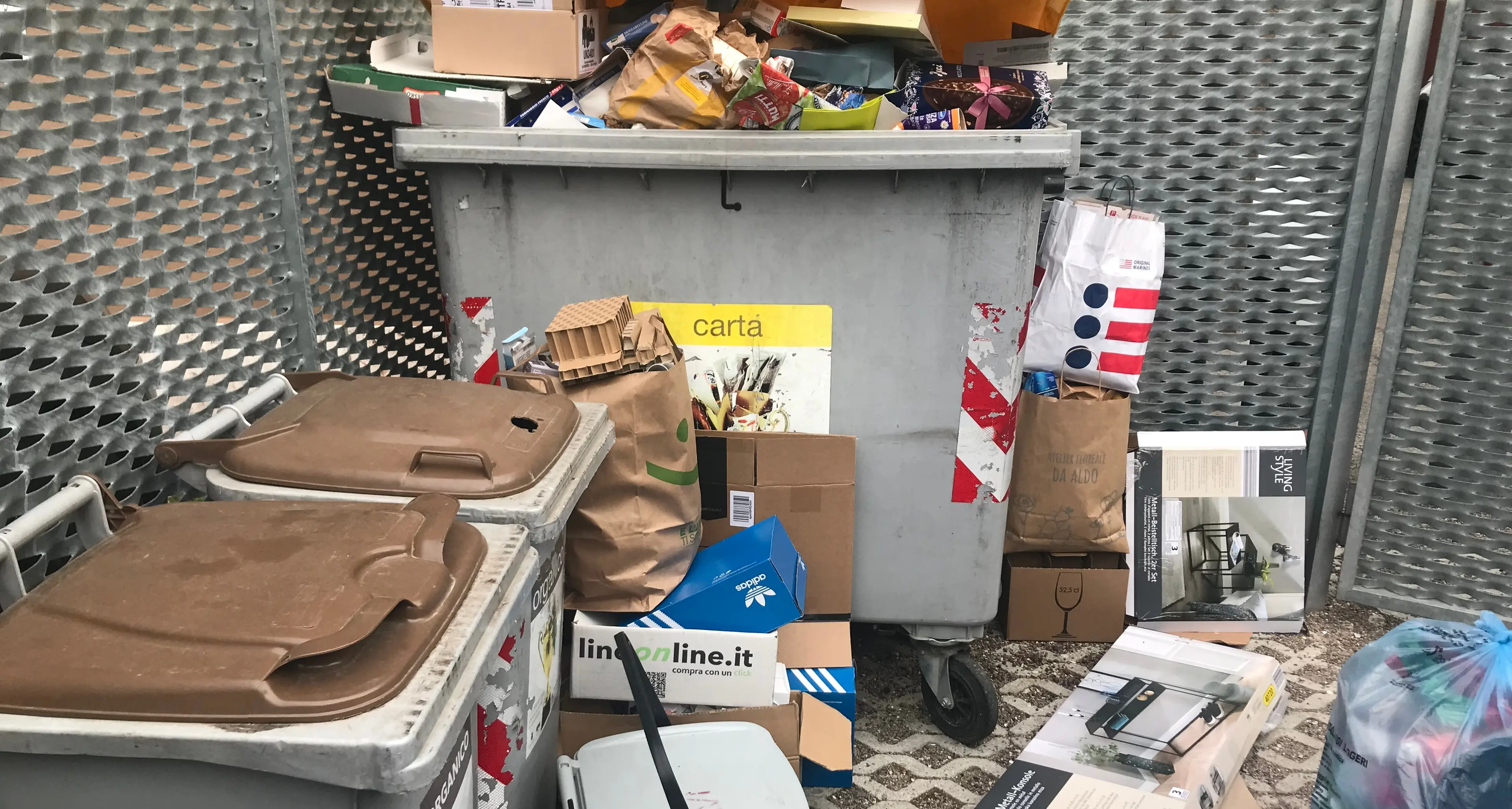 Trento, due lunedì festivi (senza raccolta dei rifiuti) e la carta si accumula
