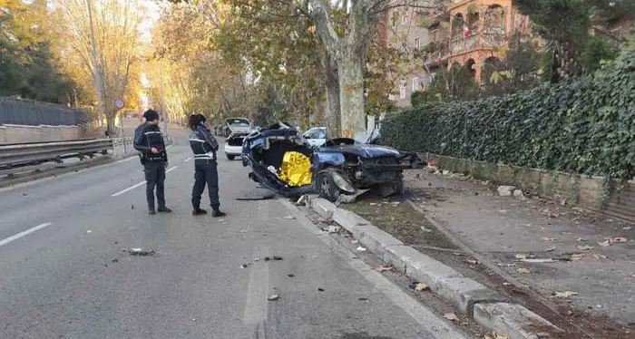 Auto contro un albero, muoiono due giovani sorelle
