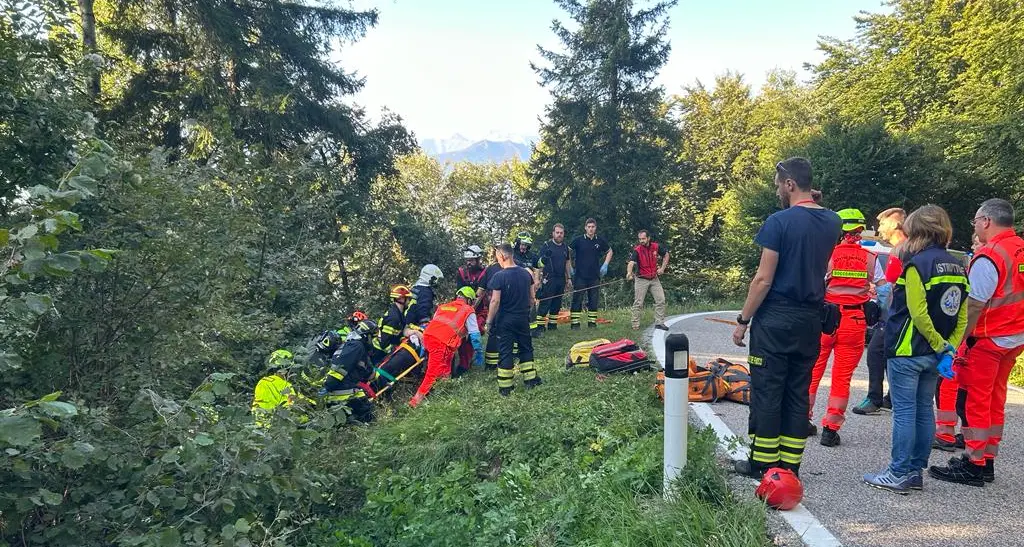 Monte Velo, motociclista vola fuori strada: soccorso in tempo record dai vigili in addestramento