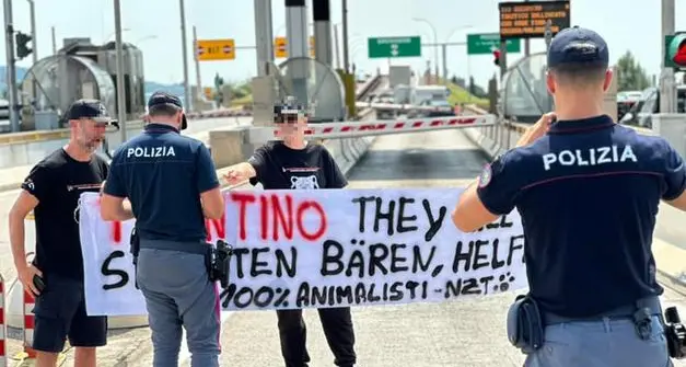 Blitz animalista sulla A22: “Difendiamo gli orsi”, lo striscione in italiano e tedesco