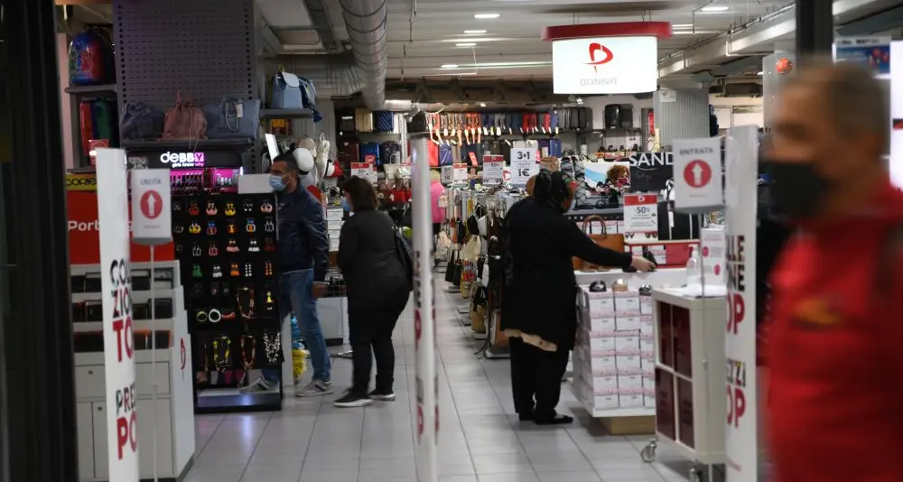 Centri commerciali riaperti nel weekend, ma senza pienone
