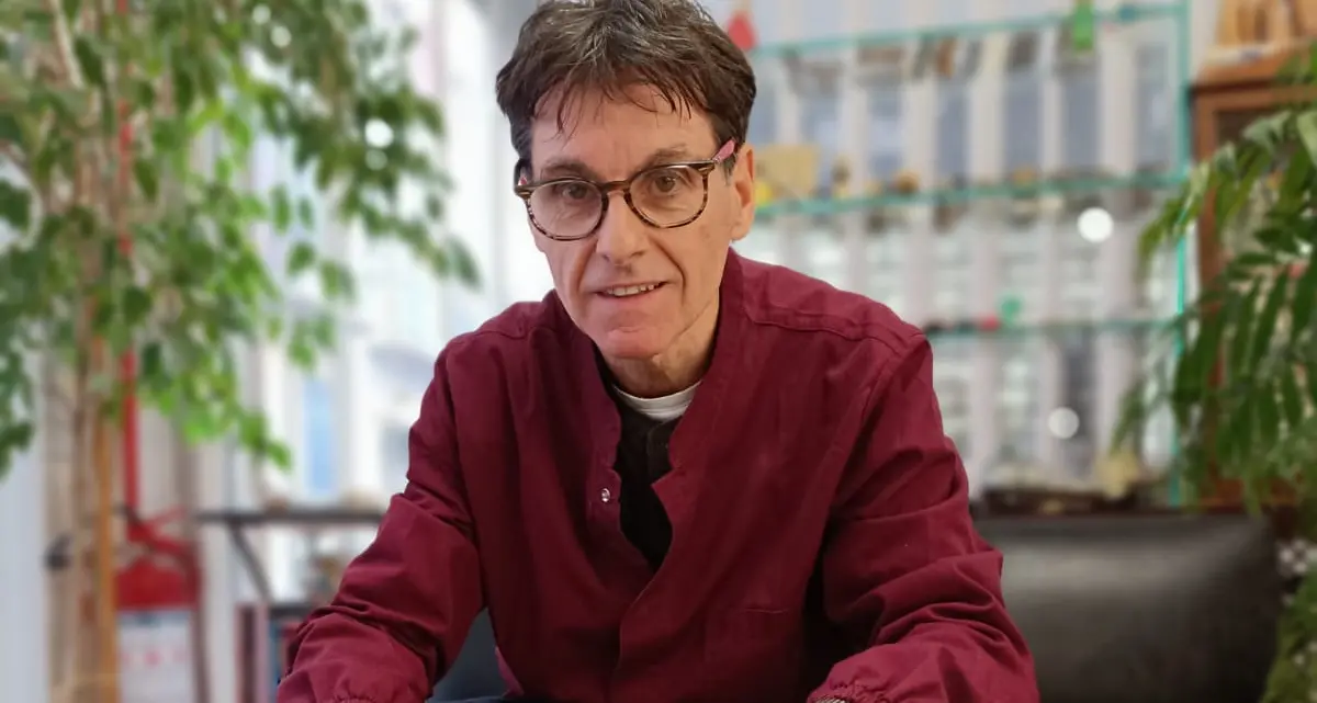 Luciano Rigotti, il barbiere filatelico: «Faccio puzzle-quadri di francobolli»