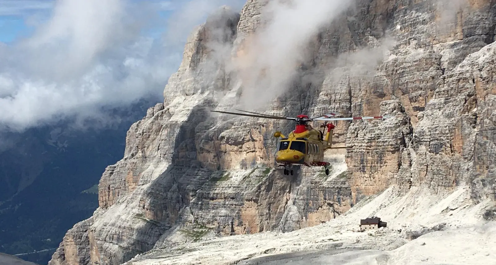 Colpiti da una scarica di rocce e ghiaccio: recuperati due alpinisti feriti in Presanella