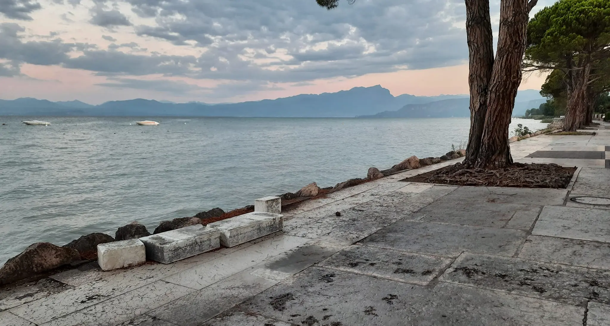Nuovo raid vandalico sul lago di Garda: demolita una panchina in marmo