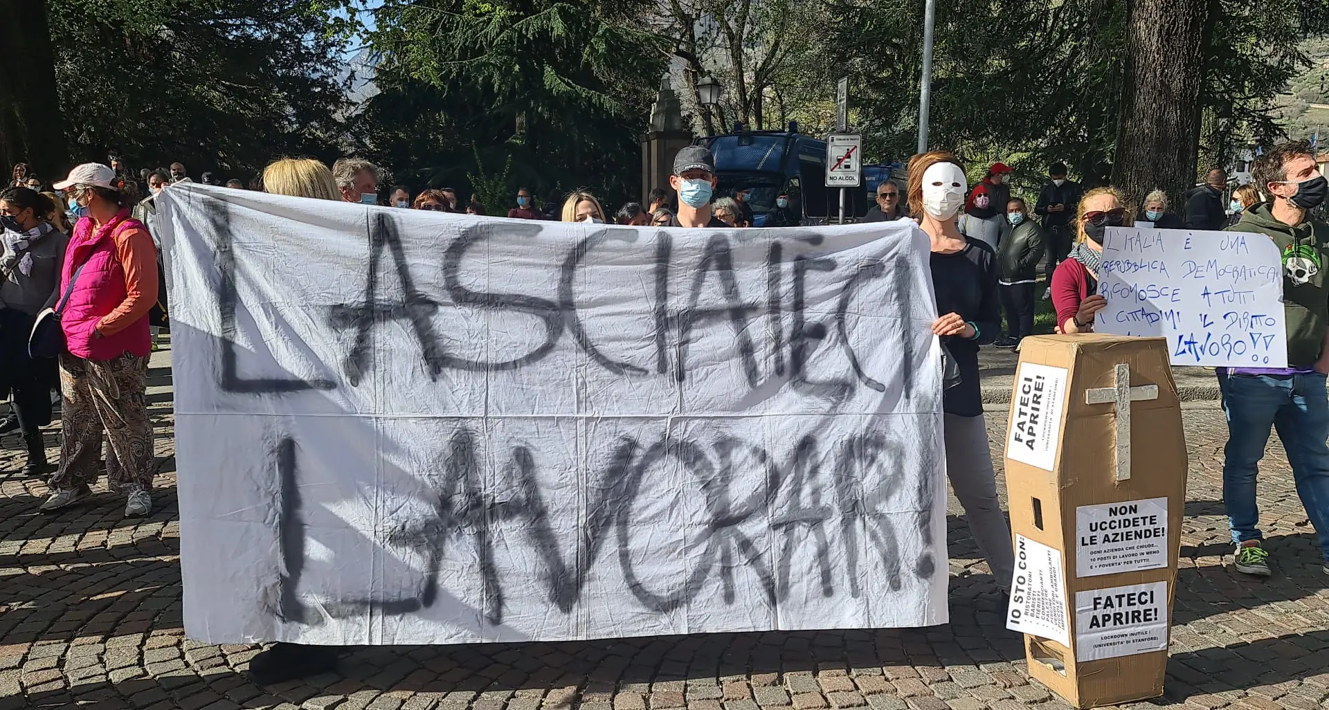 Esercenti invadono le vie di Trento per protestare contro le chiusure: «Non uccideteci, fateci riaprire»