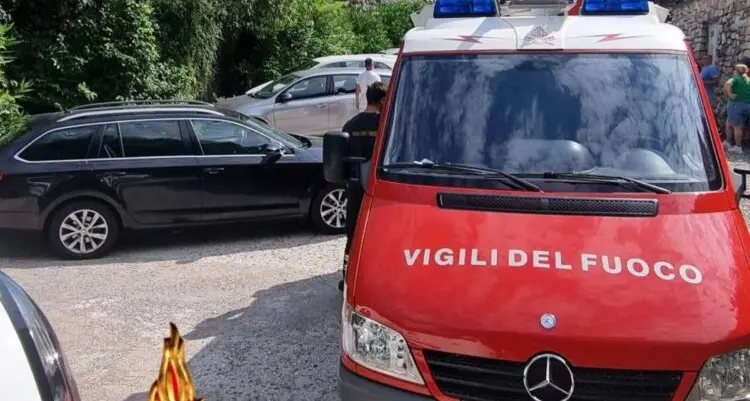 Bimbo si chiude inavvertitamente in auto, liberato dai vigili del fuoco