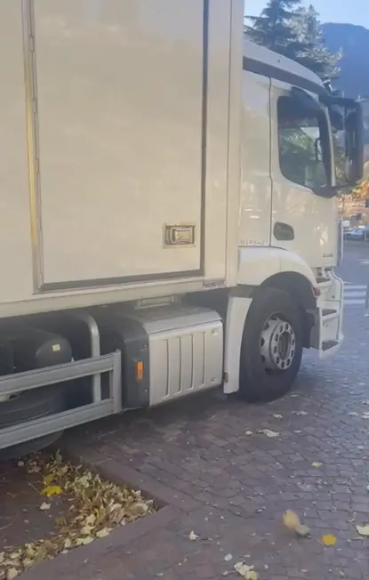 Via Torre Verde, gli stalli dicarico e scarico troppo stretti: attività commerciali in difficoltà