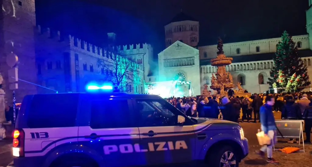 Trento, si toglie il braccialetto elettronico ma viene “pizzicato” in auto con amici la notte di Capodanno