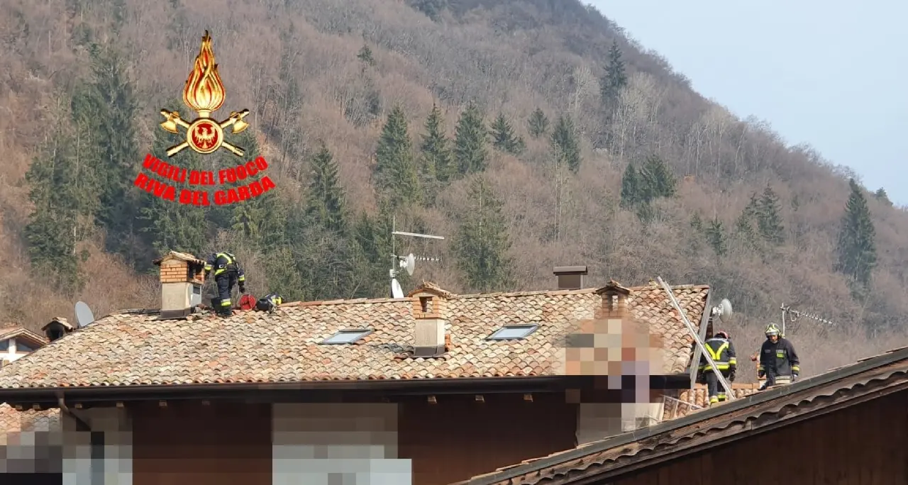 Riva, allarme per l’incendio della canna fumaria