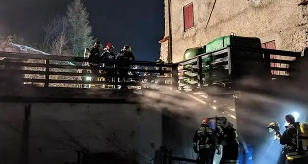 Incendio al Rifugio Dosso Larici in Paganella, a fuoco la legnaia