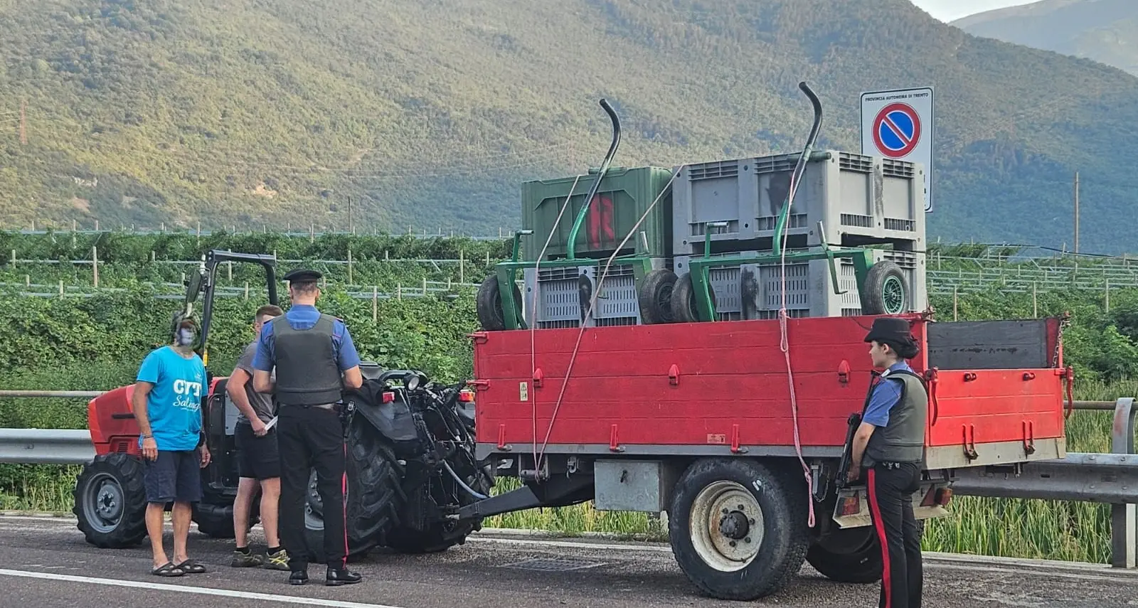 Cinque lavoratori pachistani in nero in campagna, sanzionato un imprenditore a Arco