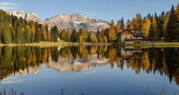 Escursionista si infortuna al lago di Nambino, portata a spalla dai soccorritori