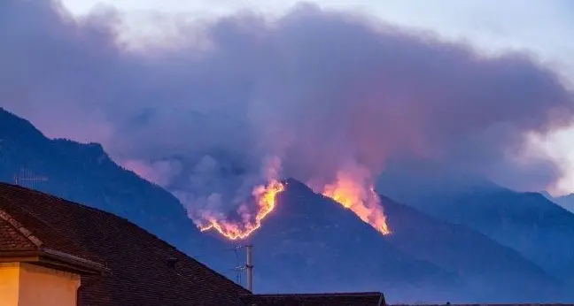 Allarme incendi e fumo nella valle del Piave l’Ulss consiglia di uscire solo con le Ffp2