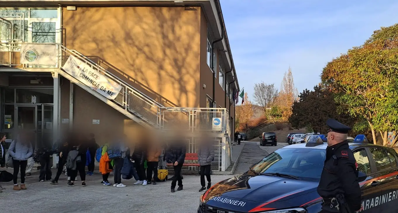 Botte, minacce e molestie su un coetaneo a Trento: due minorenni mandati in comunità