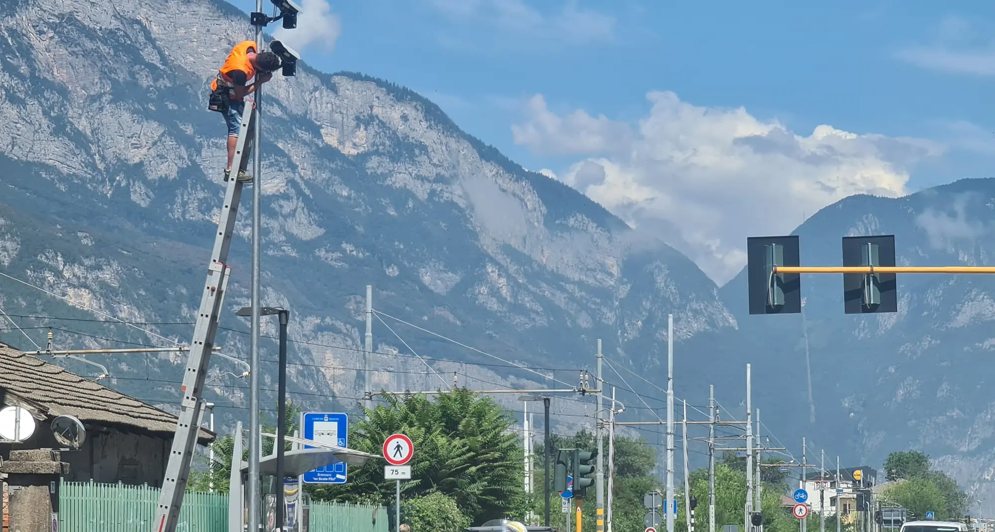 Trento, in via Brennero arrivano le “telecamere intelligenti”: beccheranno chi passa col rosso