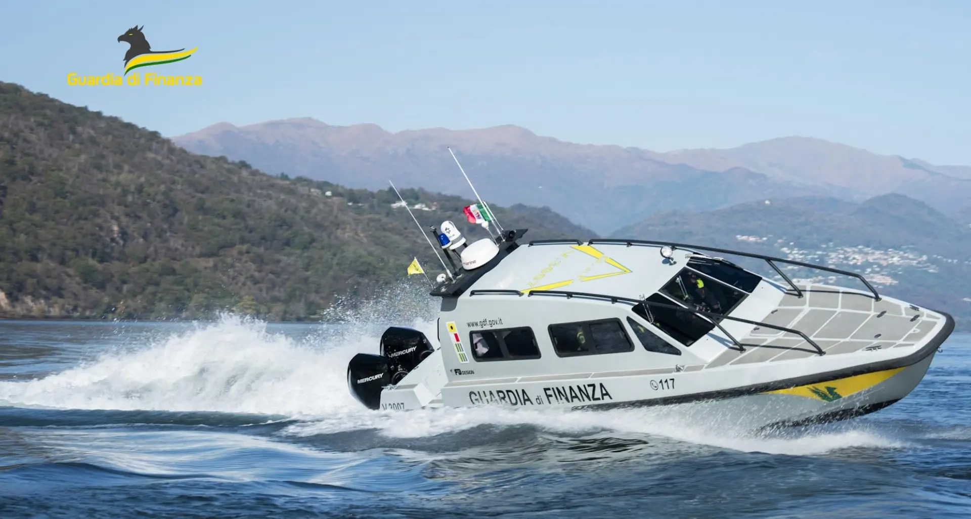 Salò, si getta nelle acque gelide del Garda: salvato dalla Finanza