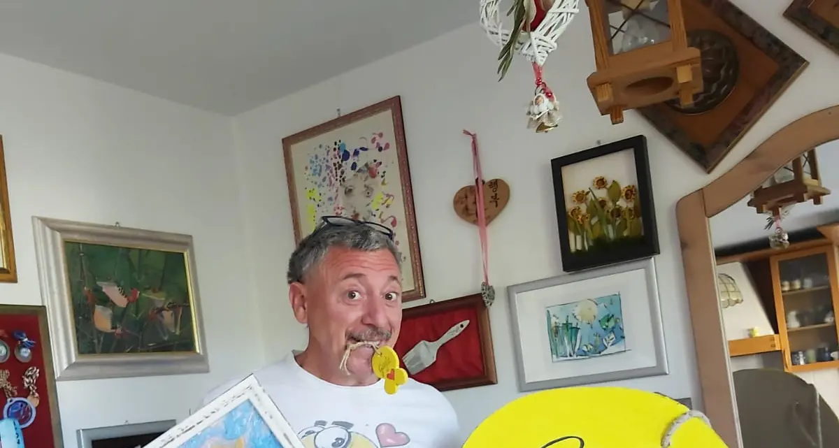 Fabbricato il pesciolino giallo di Anffas numero 15 mila. Maurizio Menestrina: “Sarà l’ultimo. Vado in pensione”