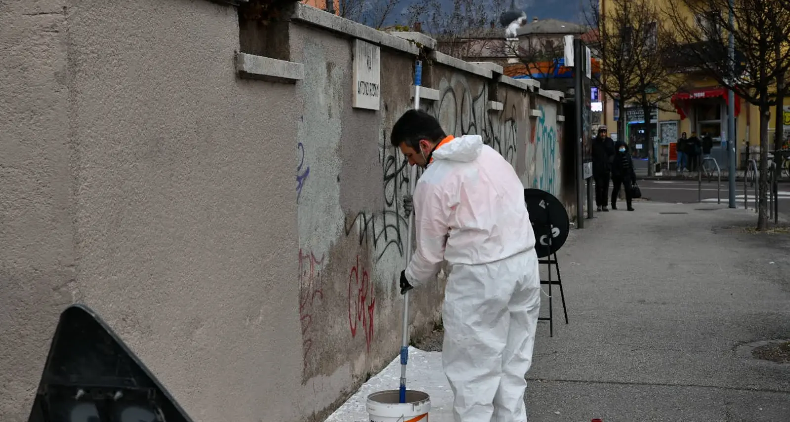 Imbrattamenti, a Trento coinvolti i ragazzi del Servizio civile: ripuliti i sottopassi