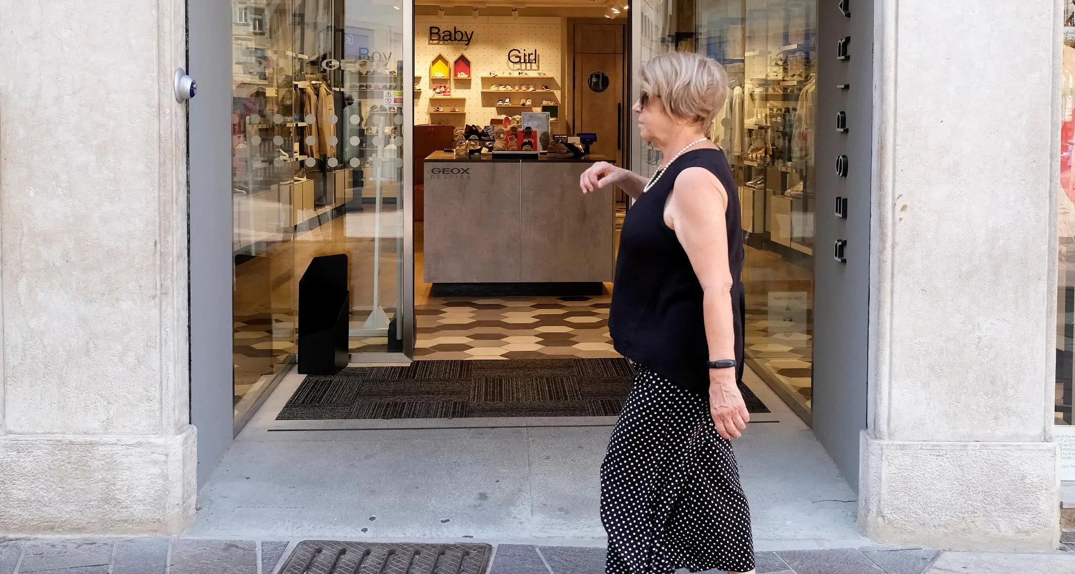Negozi: se il climatizzatore rimane acceso, porte chiuse