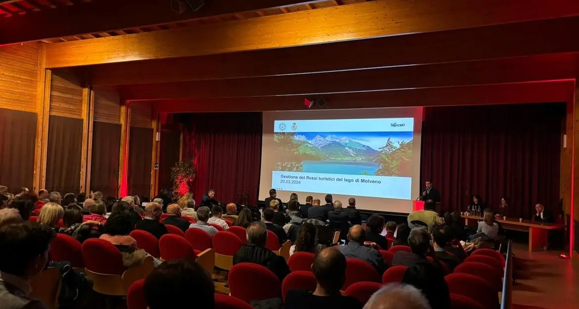 Lago di Molveno troppo affollato: in estate arriverà un sistema di prenotazione dei parcheggi