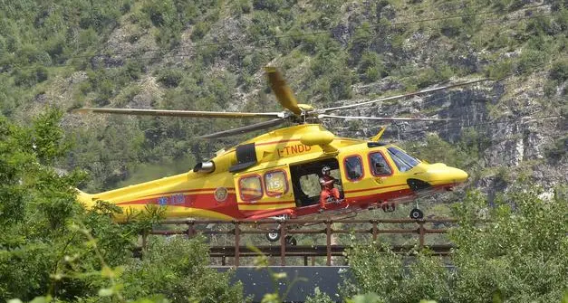 Comano Terme, resta incastrato con la gamba nel trattore: uomo di 64 anni in ospedale