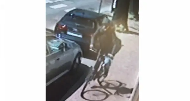 Portela: va a far la spesa e gli rubano la bici, ma la telecamera immortala il ladro