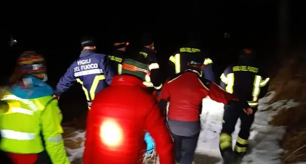Val dei Mocheni, scivola sul ghiaccio e si rompe una gamba, lo ritrova il soccorso alpino