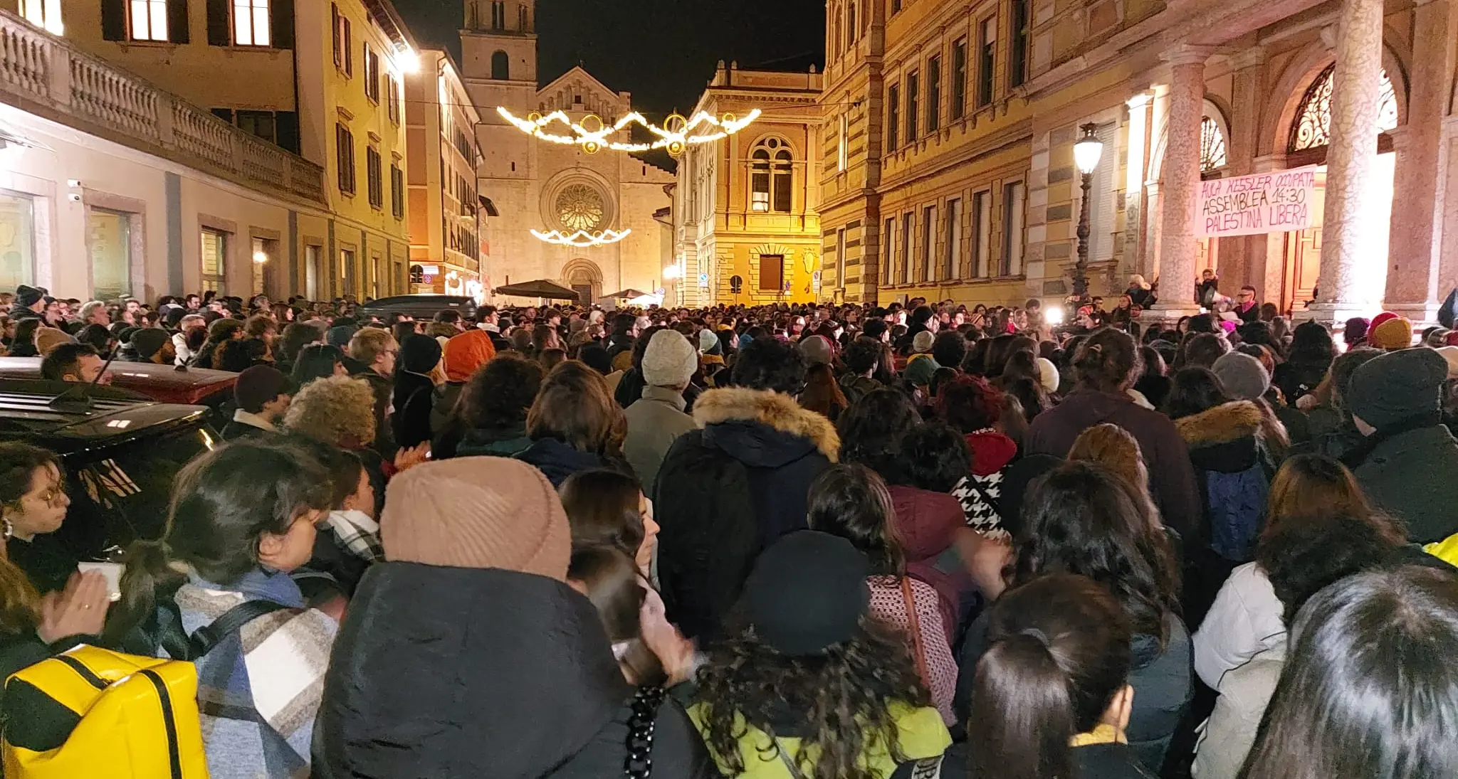 Trento, in migliaia al corteo per Giulia Cecchettin: “Fugatti riattivi i corsi sulla relazione di genere”