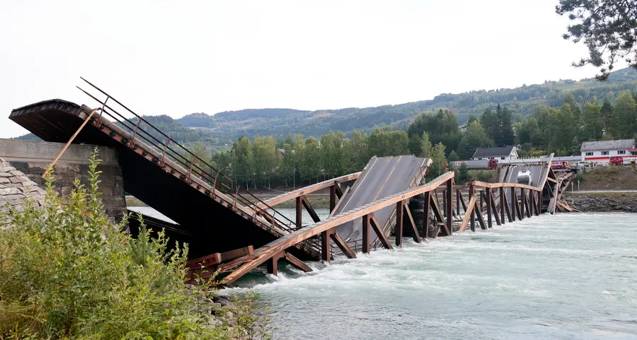 Paura in Norvegia: crolla un ponte, due veicoli precipitati nel fiume