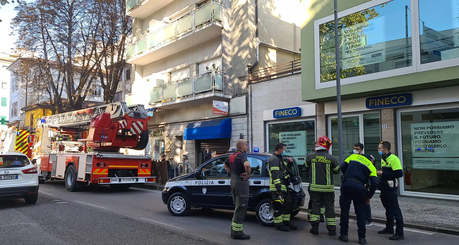 Via Manzoni, odore da un condominio: intervengono i vigili del fuoco