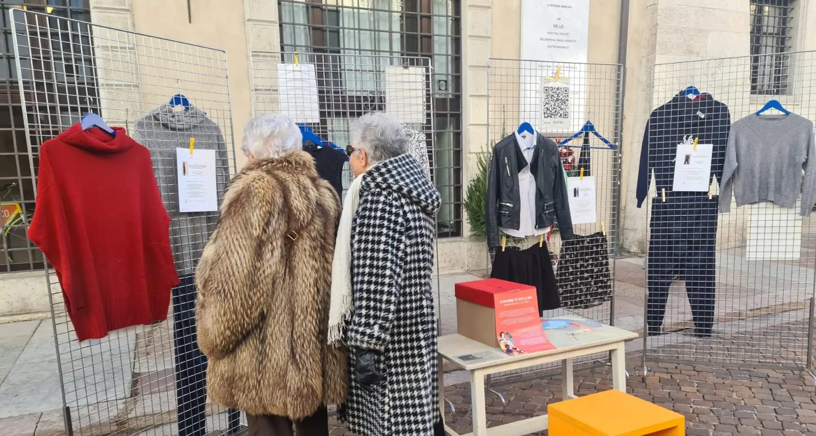 «Non sei sola, chiedi aiuto». Il numero antiviolenza (1522) proiettato sull’Ostello di Trento