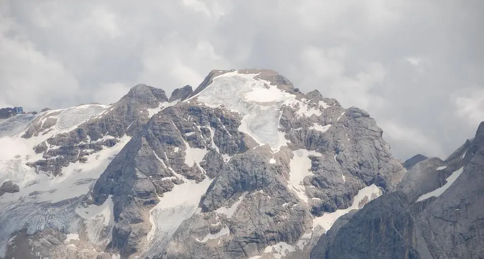 Marmolada, autorizzata la sepoltura delle salme