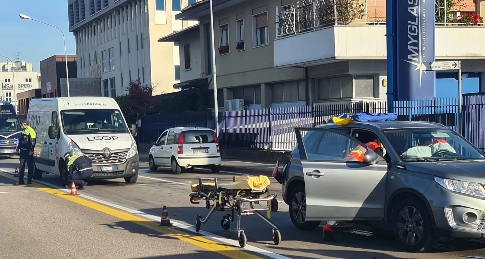 Maxi tamponamento in via Brennero: coinvolti 4 mezzi