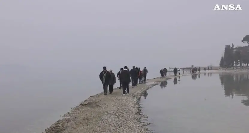 Manerba, troppi turisti a piedi verso l'Isola dei Conigli: arriva il quad della polizia locale