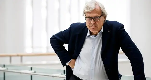 Sgarbi si schiera con l’orso contro Fugatti: «Non abbattetelo. Si può catturare e monitorare in riserva controllata»