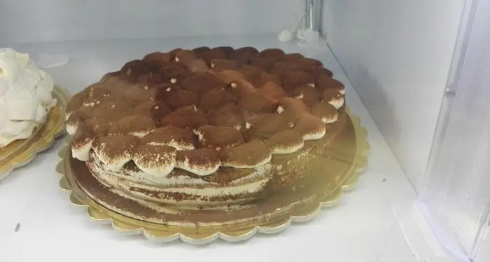 Ragazza muore dopo aver mangiato tiramisù vegano: “Presenti tracce di latte', era allergica