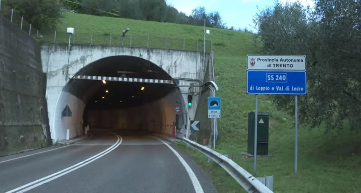 Autobus bloccato fuori dalla galleria Dom, la Provincia precisa: «Nessun errore ma scrupoloso presidio di sicurezza»