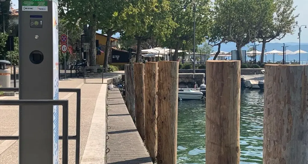 Sul lago di Garda arriva la prima colonnina di ricarica per barche elettriche