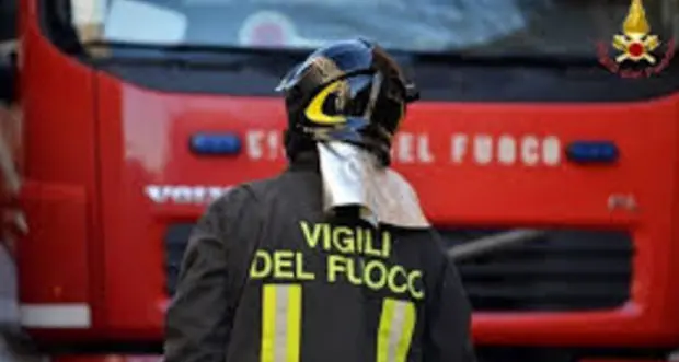 Incendia l'auto della ex ma si ustiona, arrestato