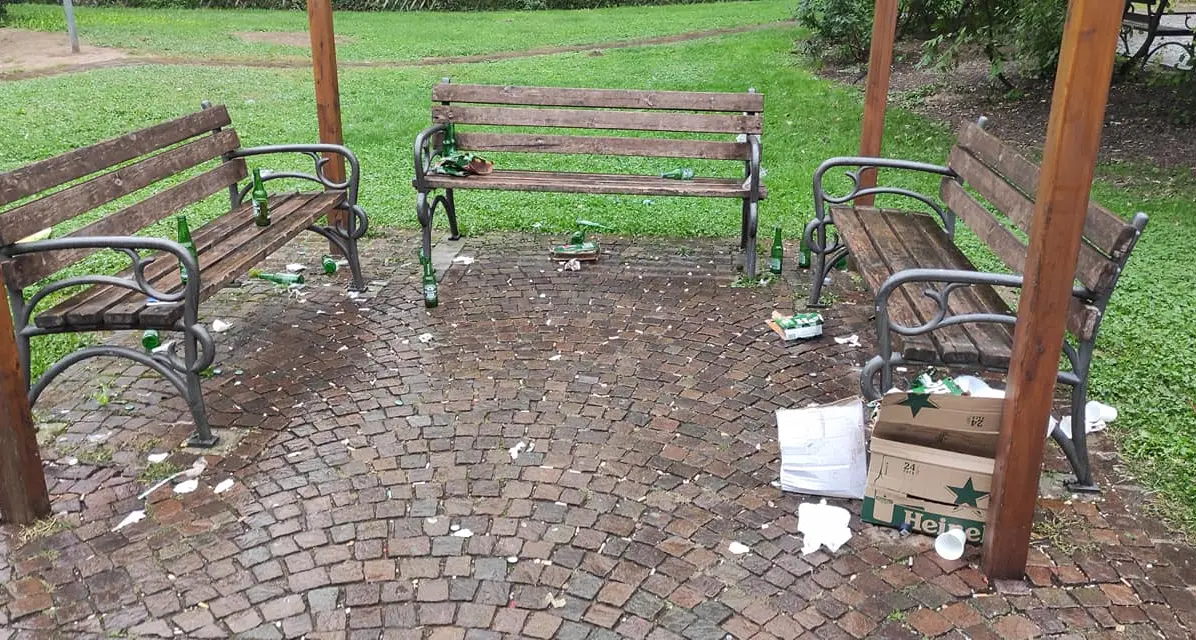 Canova: dopo la festa (finita alle 6 di mattina) al parco restano le bottiglie e il degrado