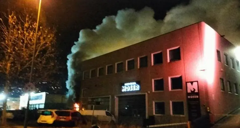 Fiamme in un capannone a Spini di Gardolo, nessuno è rimasto coinvolto