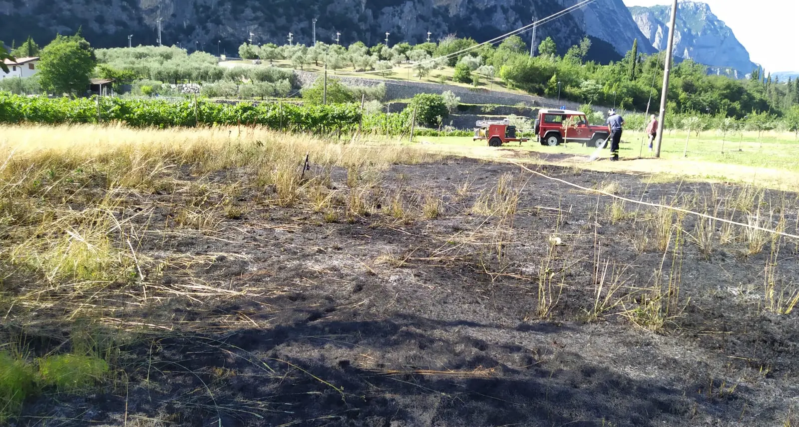 Allarme incendio a Dro: a fuoco cento metri di prato