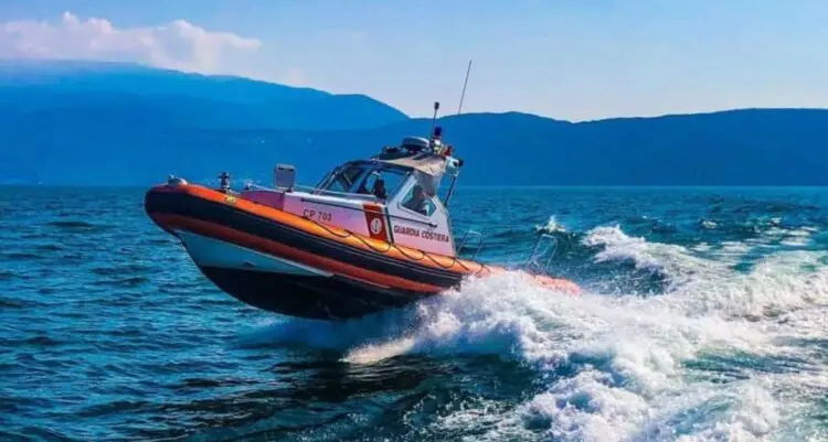 Malore al lago di Garda, muore surfista di 59 anni