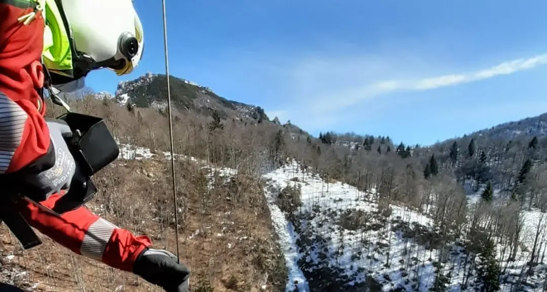 Cade per 8 metri scalando una cascata di ghiaccio, 46enne ferito a passo Campogrosso