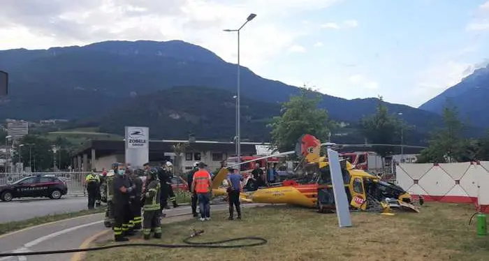 Elicottero caduto a Trento sud: il magistrato in sopralluogo con i carabinieri per ricostruire le cause dell’incidente