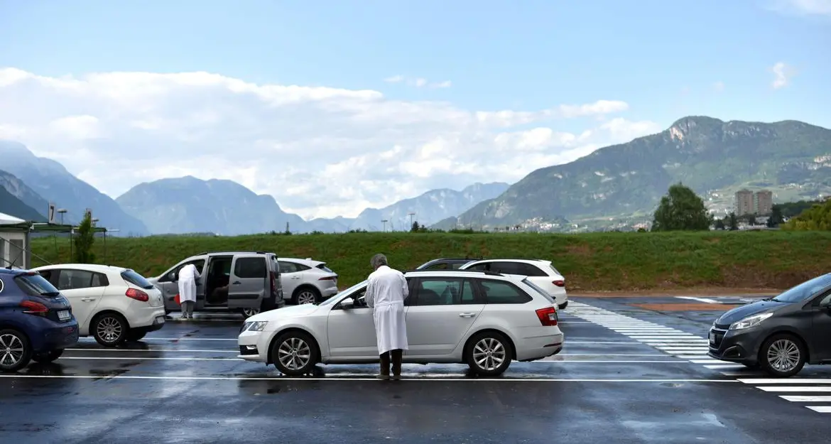 Ai turisti in vacanza in Trentino: laghi, montagne e la seconda dose del vaccino